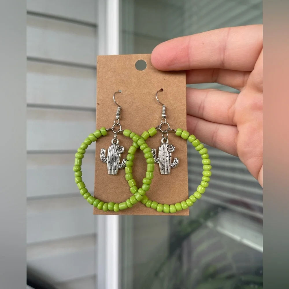 Beaded western green cactus earrings - Picture 1 of 1